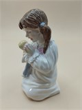 Статуэтка винтажная Девочки с куклой Royal Worcester Англия h09061121v
